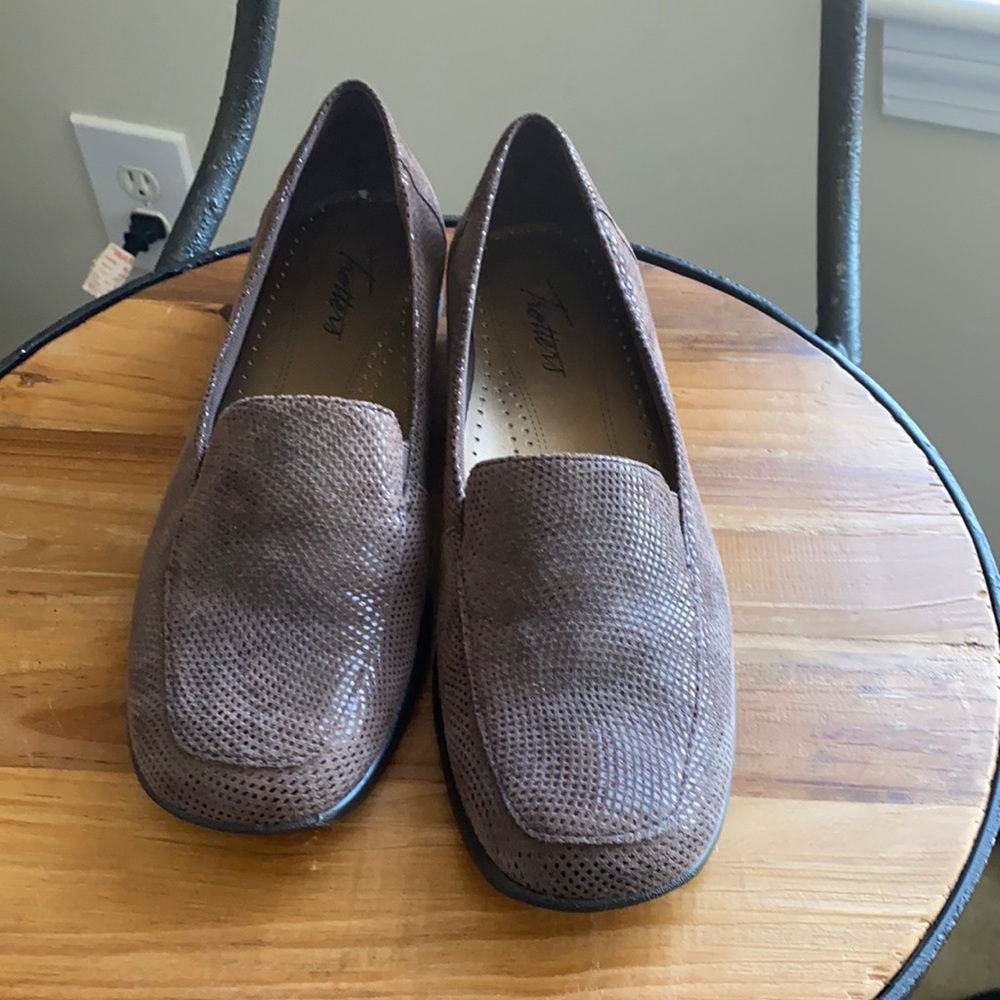 TROTTERS suede chocolate brown loafers, size 7